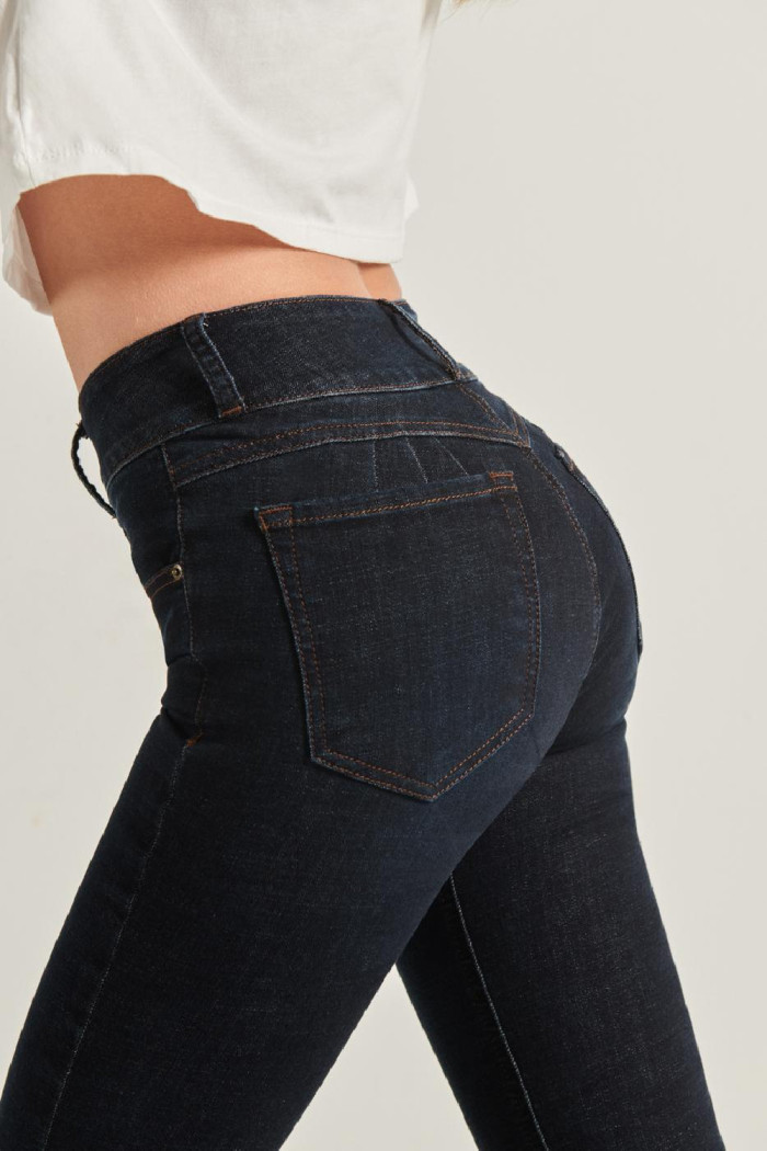 Jean push up azul intenso con tiro alto y pretina ancha