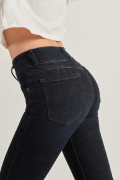 Jean push up azul intenso con tiro alto y pretina ancha