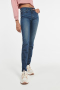 Jean push up tiro alto azul oscuro sin rotos.