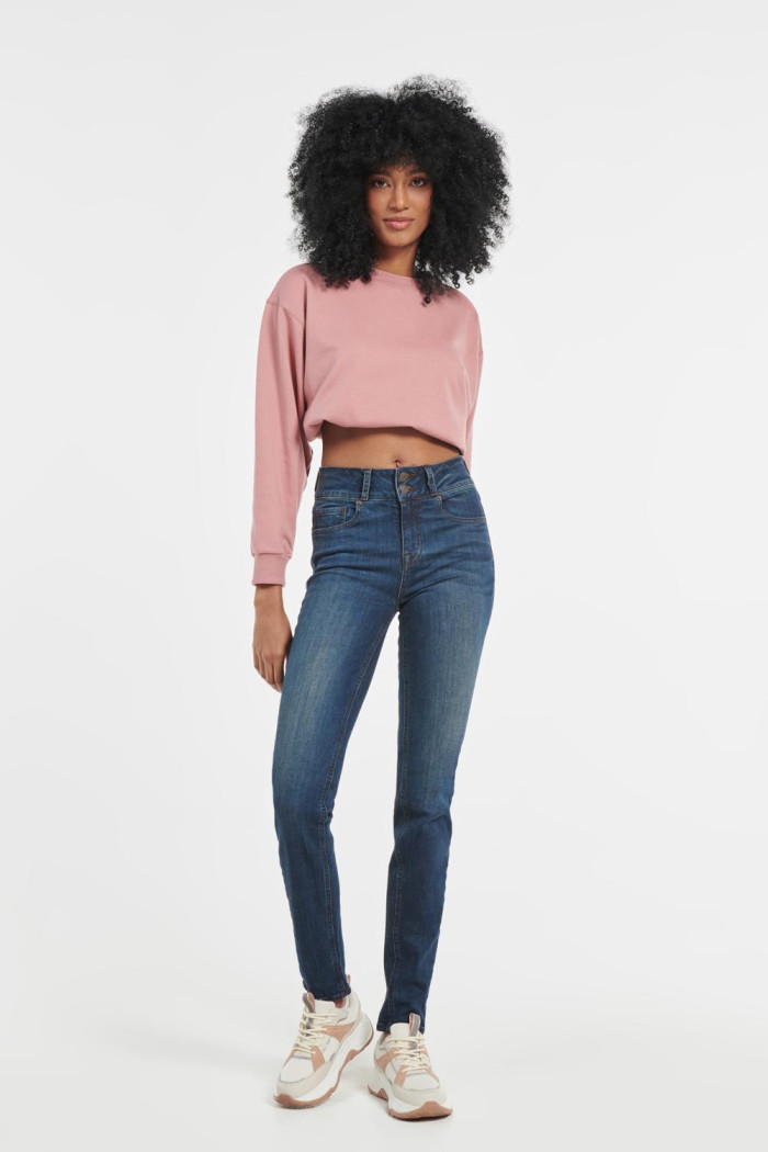 Jean push up tiro alto azul oscuro sin rotos.