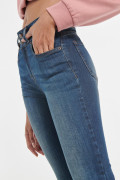 Jean push up tiro alto azul oscuro sin rotos.