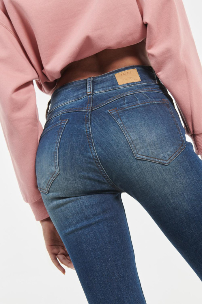 Jean push up tiro alto azul oscuro sin rotos.