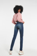 Jean push up tiro alto azul oscuro sin rotos.