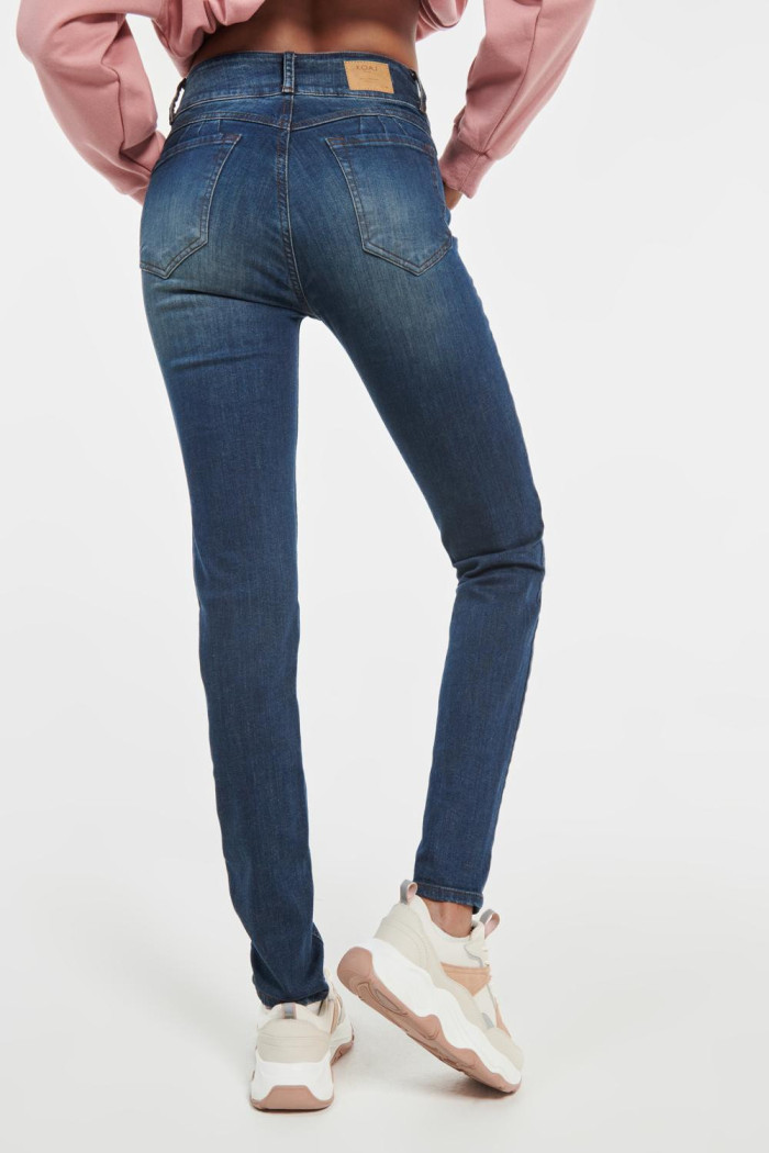 Jean push up tiro alto azul oscuro sin rotos.