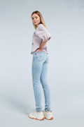 Jean push up tiro alto azul claro sin rotos. Estampado 49