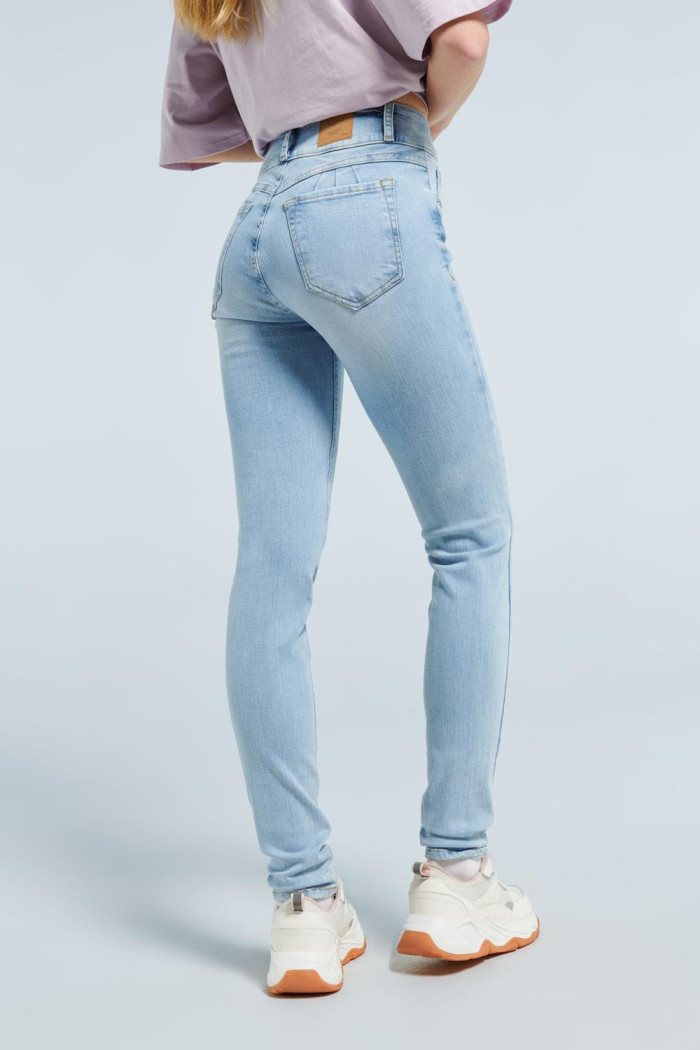 Jean push up tiro alto azul claro sin rotos. Estampado 49