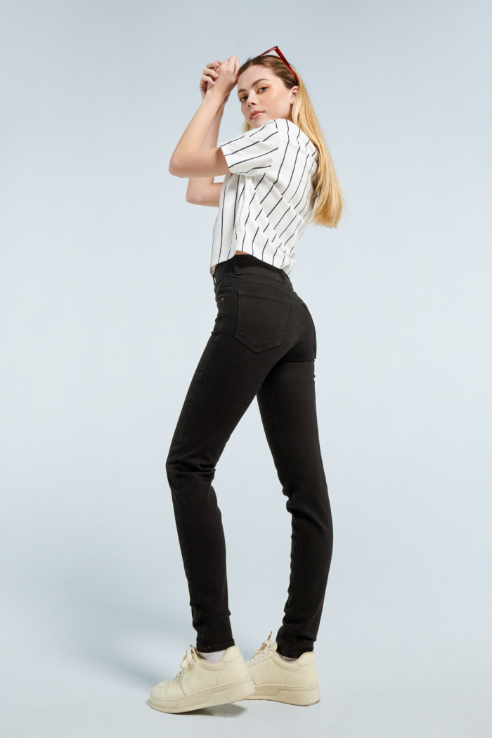 Jean push up tiro alto negro sin rotos