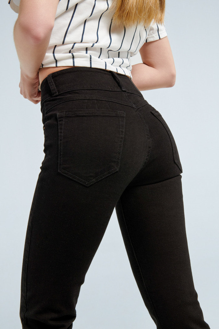 Jean push up tiro alto negro sin rotos