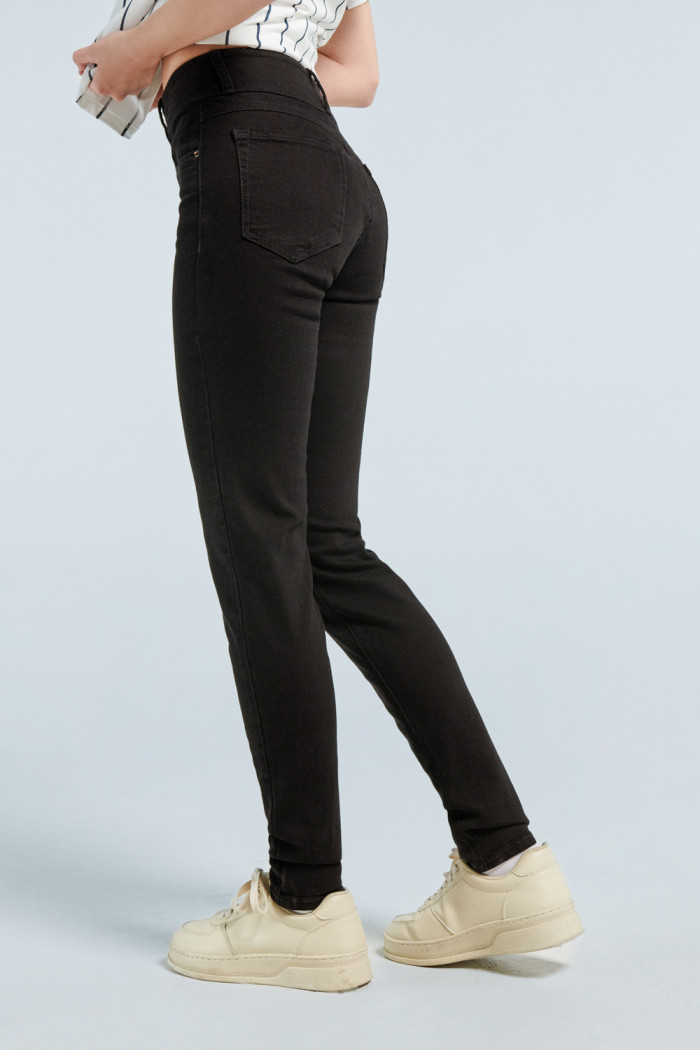 Jean push up tiro alto negro sin rotos
