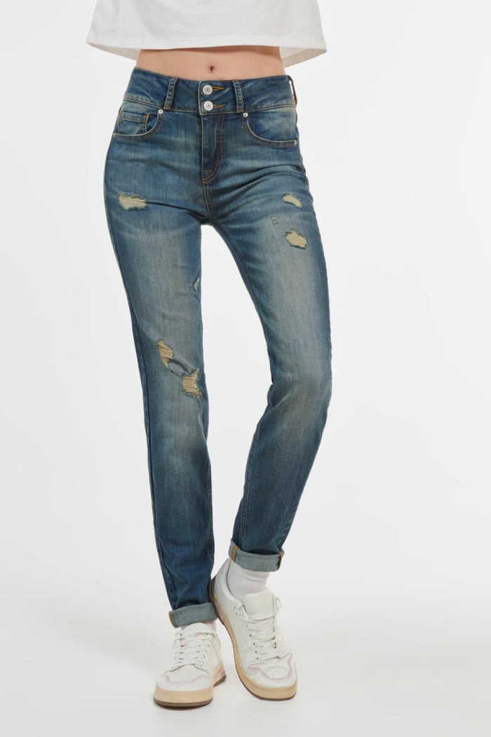 Jean push up tiro alto azul medio claro con rotos.