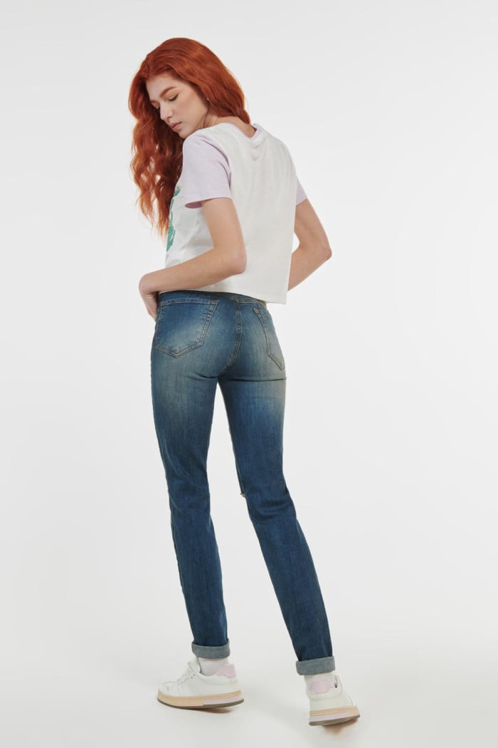 Jean push up tiro alto azul medio claro con rotos.