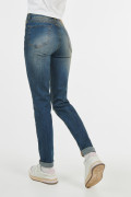 Jean push up tiro alto azul medio claro con rotos.