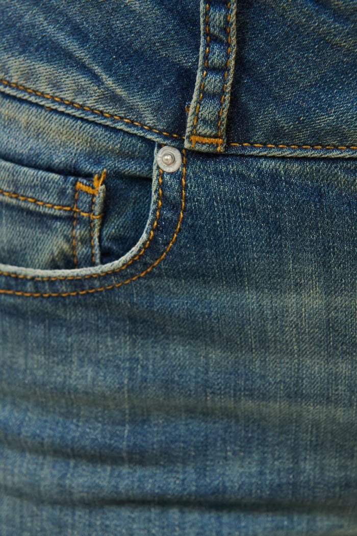 Jean push up tiro alto azul medio claro con rotos.