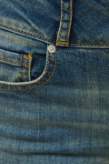 Jean push up tiro alto azul medio claro con rotos.
