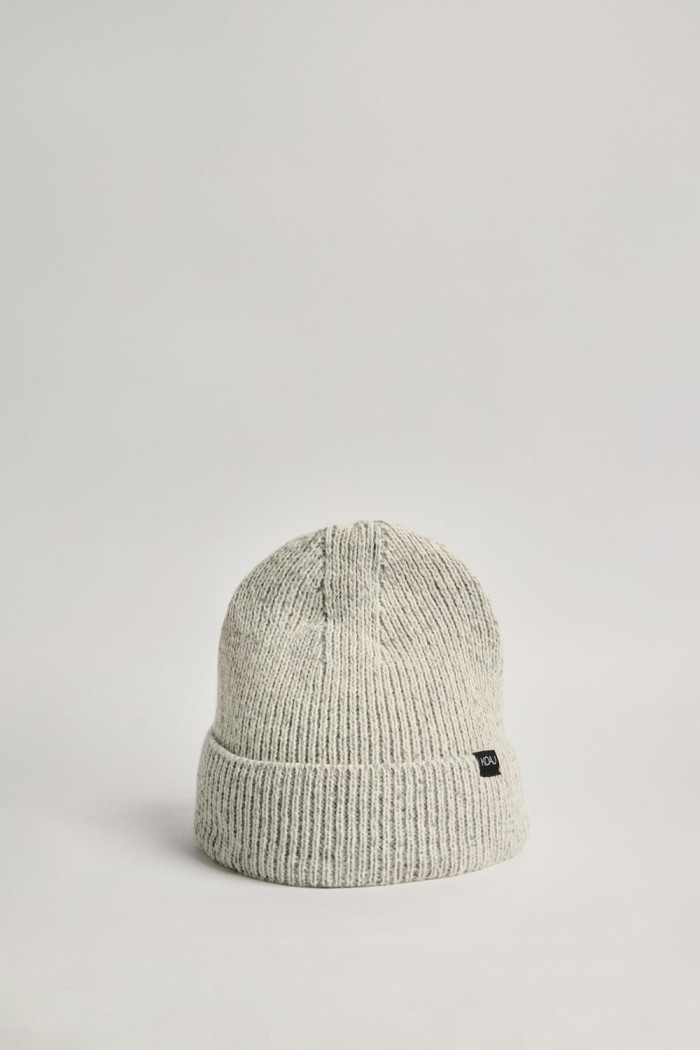 Gorro crema claro tejido con marquilla negra decorativa