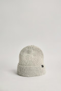 Gorro crema claro tejido con marquilla negra decorativa