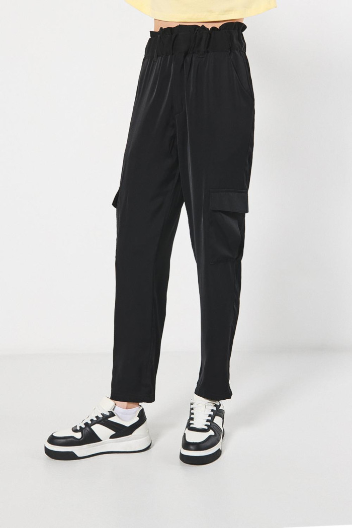 Pantalón cargo unicolor con tiro alto y cintura elástica