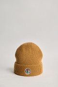 Gorro tejido café claro con diseño de flor bordada