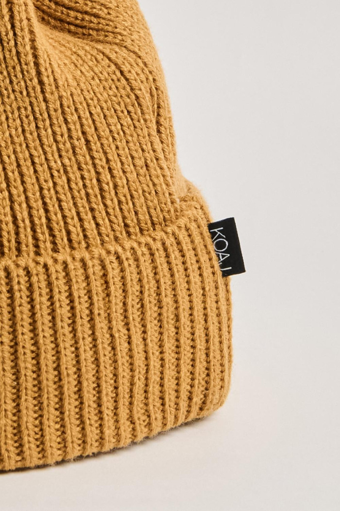 Gorro tejido café claro con diseño de flor bordada