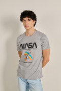 Camiseta unicolor con diseño de NASA y cuello redondo