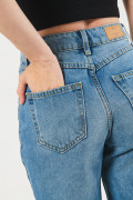 Jean azul claro 90´S tiro alto con bota recta y bolsillos