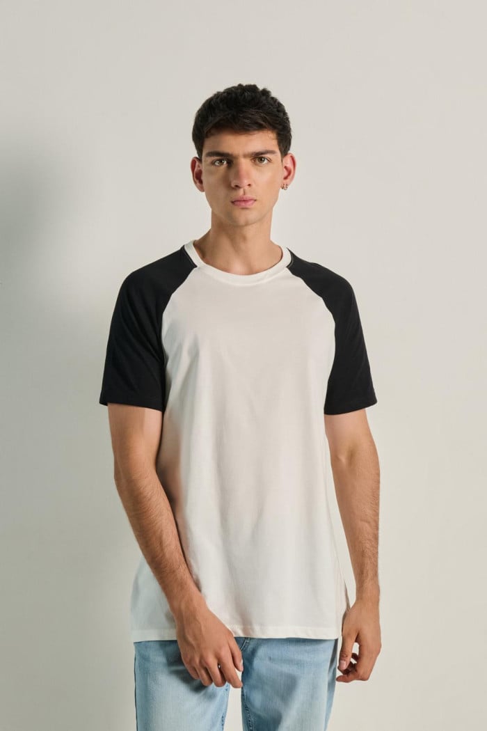 Camiseta unicolor con manga ranglan corta en contraste