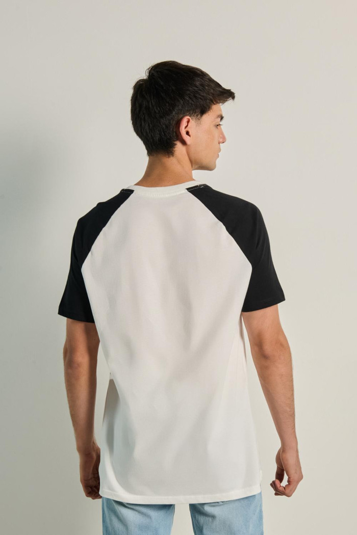 Camiseta unicolor con manga ranglan corta en contraste
