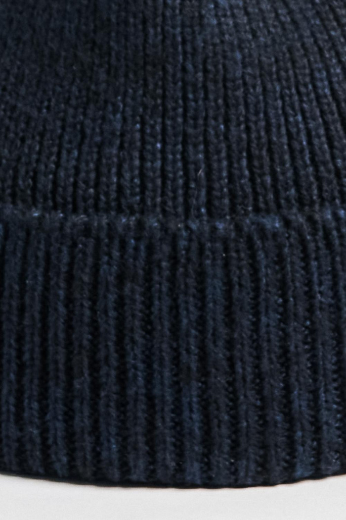 Gorro tejido azul oscuro con marquilla y doblez sencillo