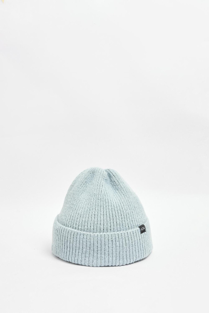 Gorro tejido unicolor con maquilla delantera decorativa
