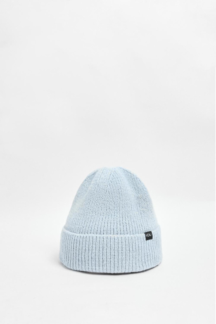 Gorro tejido azul con doblez sencillo y marquilla negra