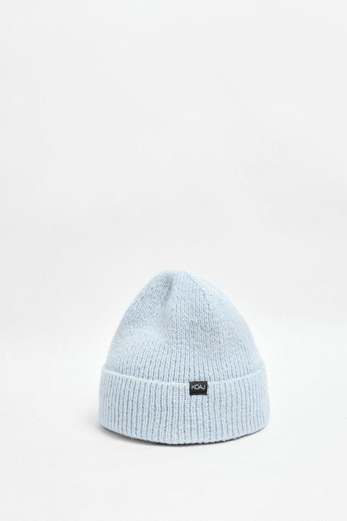 Gorro tejido azul con doblez sencillo y marquilla negra
