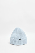 Gorro tejido azul con doblez sencillo y marquilla negra