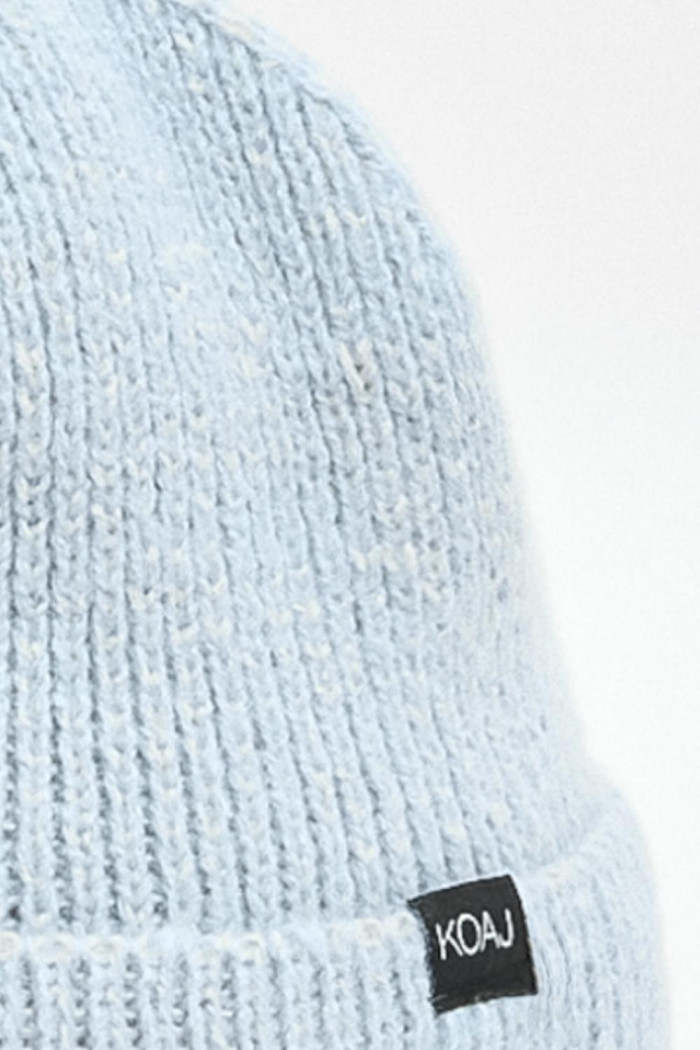 Gorro tejido azul con doblez sencillo y marquilla negra