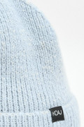 Gorro tejido azul con doblez sencillo y marquilla negra