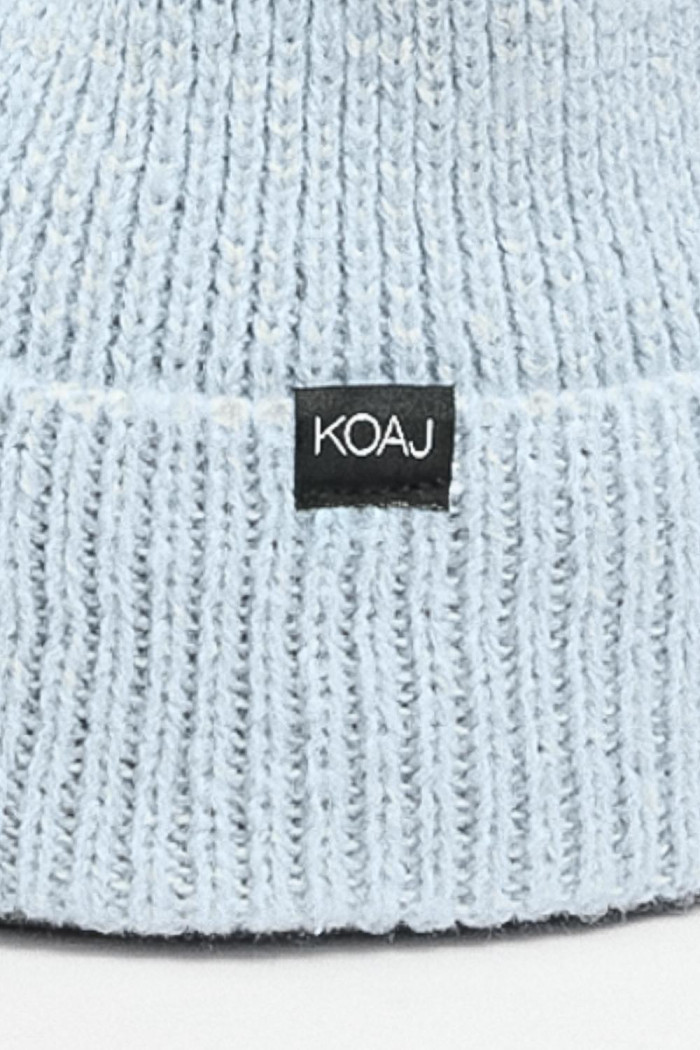 Gorro tejido azul con doblez sencillo y marquilla negra