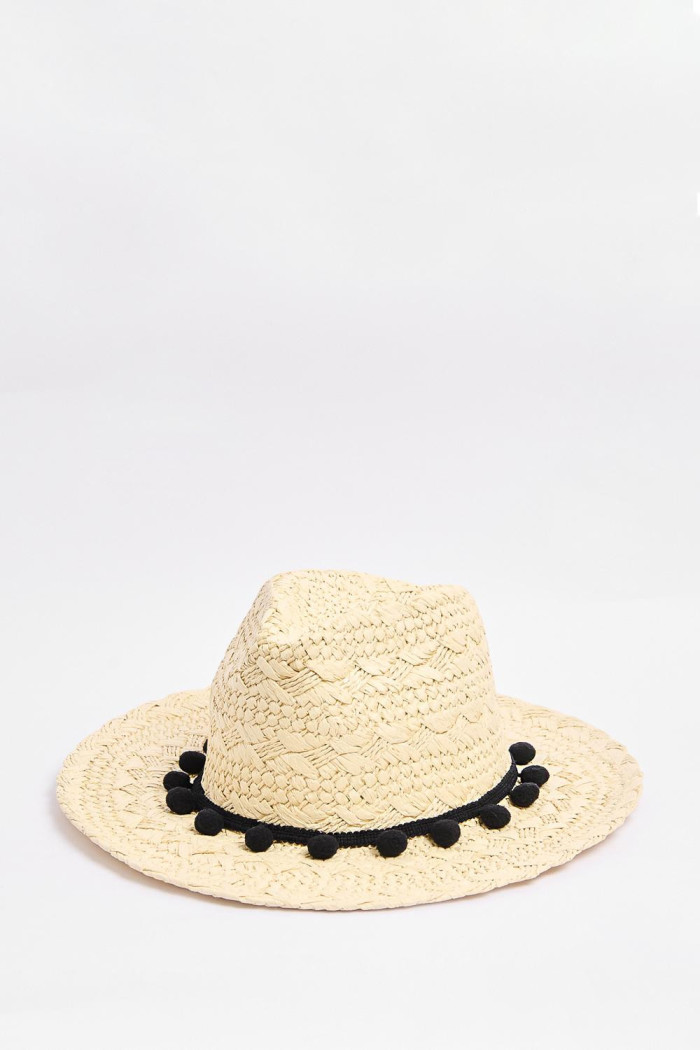 Sombrero fedora crema claro con pieza negra decorativa