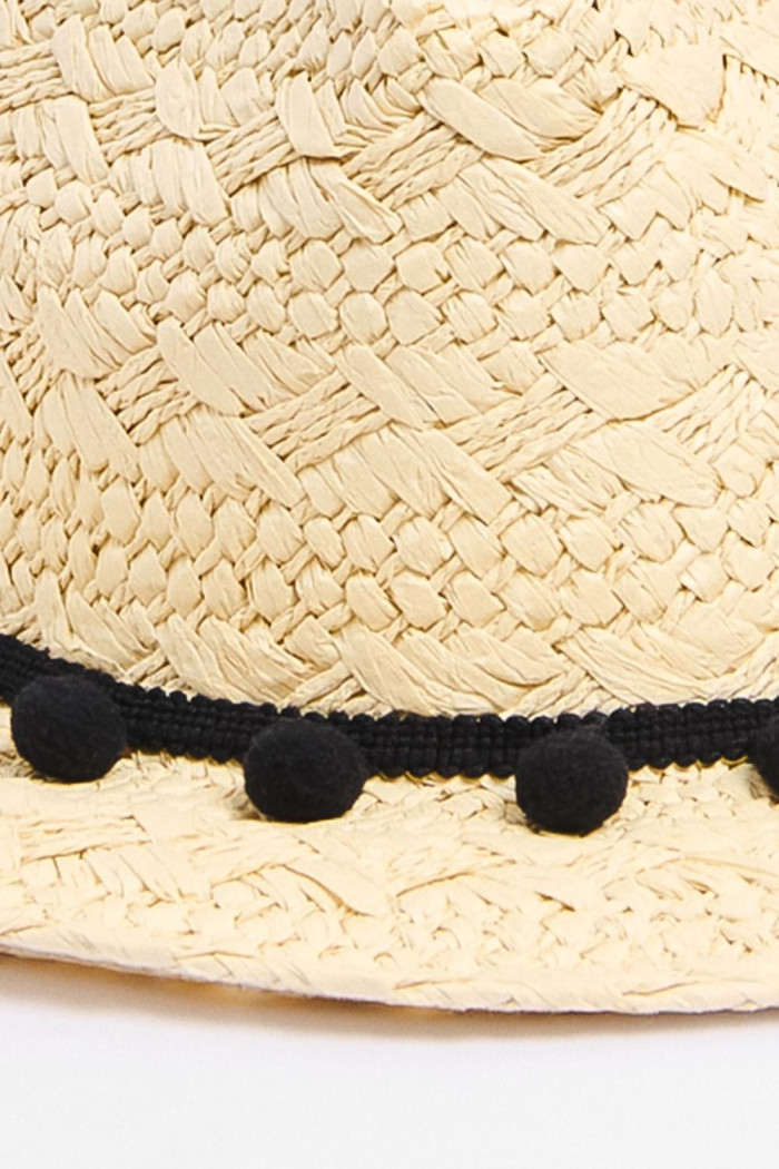 Sombrero fedora crema claro con pieza negra decorativa