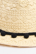 Sombrero fedora crema claro con pieza negra decorativa