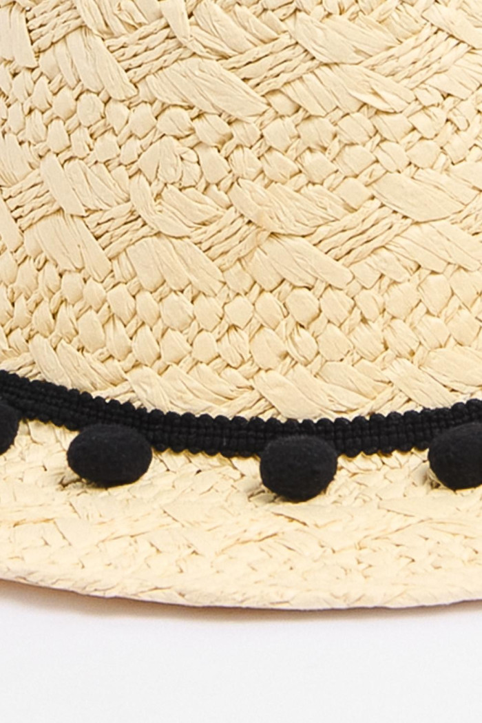 Sombrero fedora crema claro con pieza negra decorativa