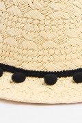 Sombrero fedora crema claro con pieza negra decorativa