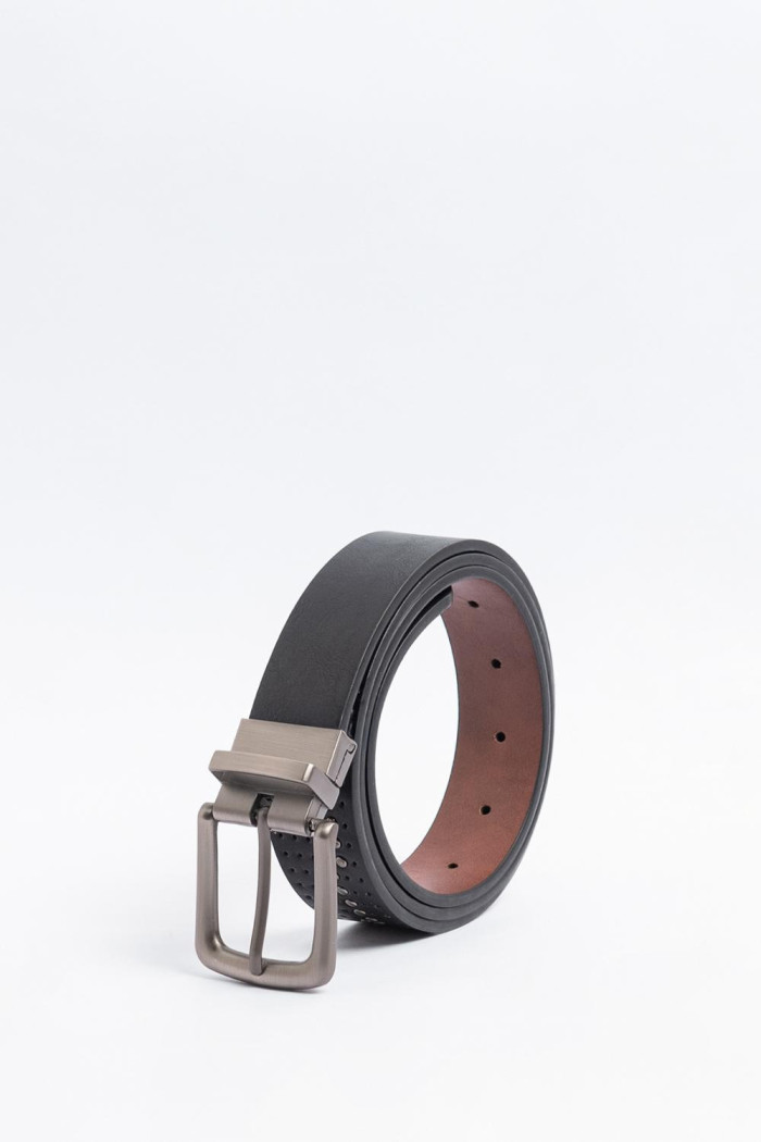 Cinturón reversible negro con taches y perforaciones