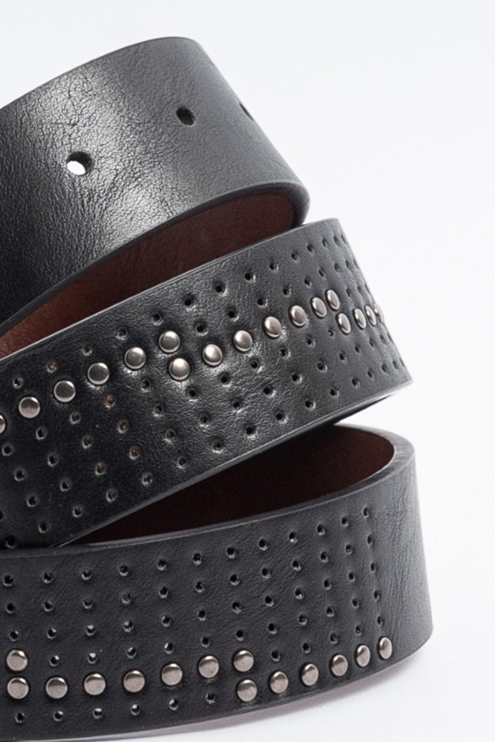 Cinturón reversible negro con taches y perforaciones