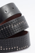 Cinturón reversible negro con taches y perforaciones