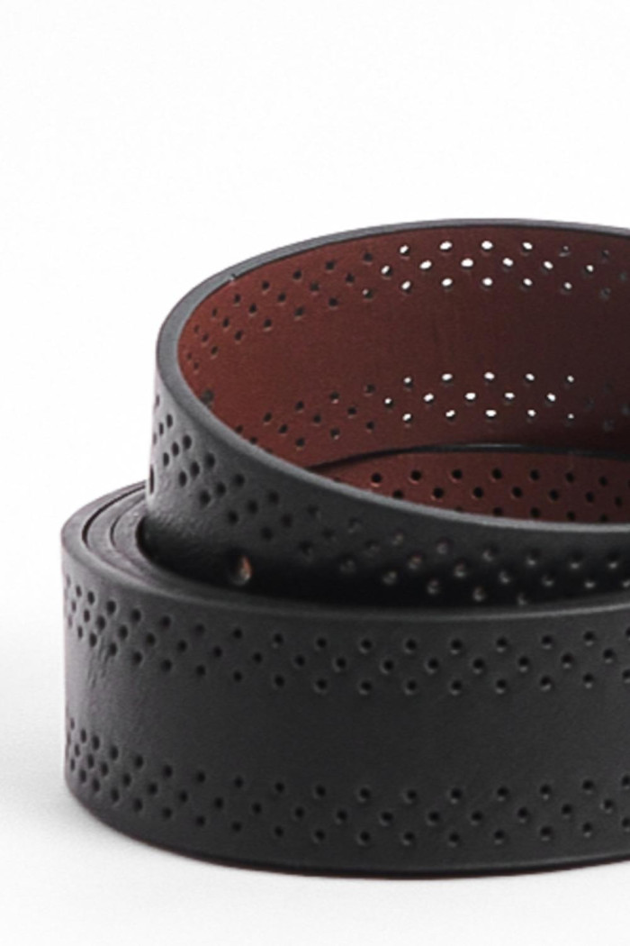 Cinturón reversible negro con perforaciones