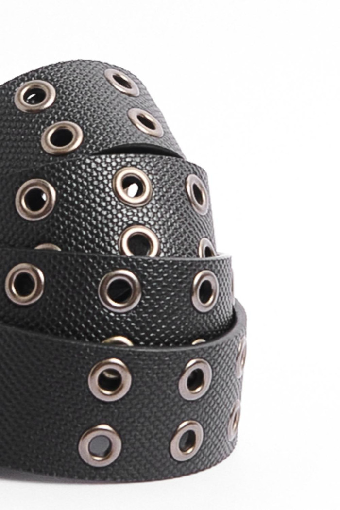 Cinturón negro con taches metálicos, texturas y doble aguja