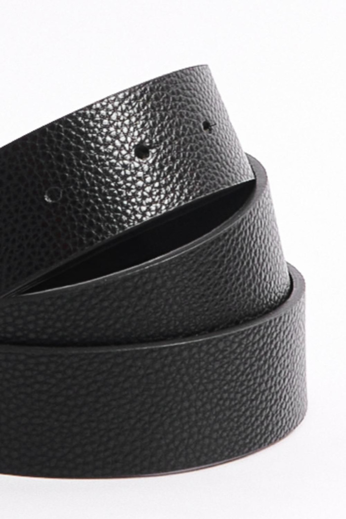 Cinturón negro sintético con hebilla rectangular