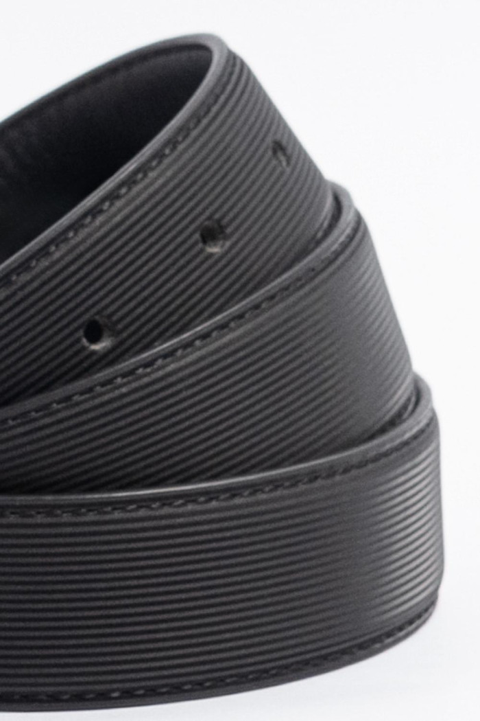 Cinturón negro con texturas y hebilla cuadrada metálica