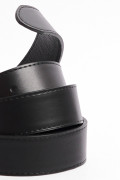 Cinturón negro con textura lisa y hebilla metálica