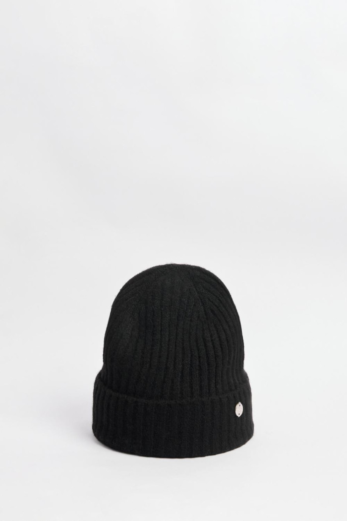 Gorro tejido unicolor con dije decorativo