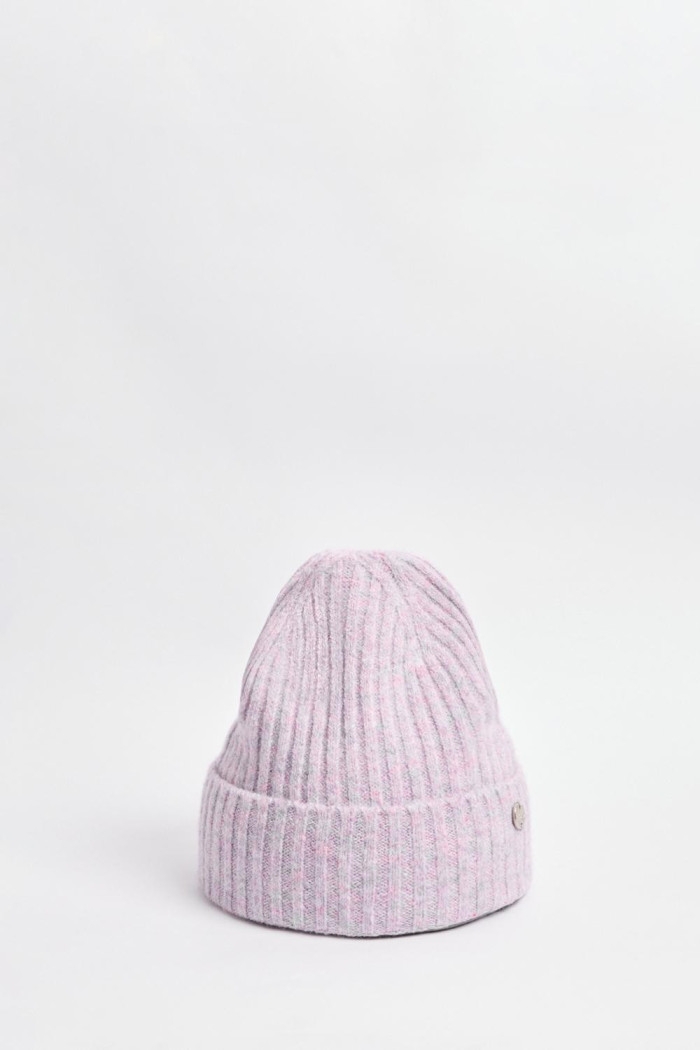 Gorro tejido unicolor con dije decorativo